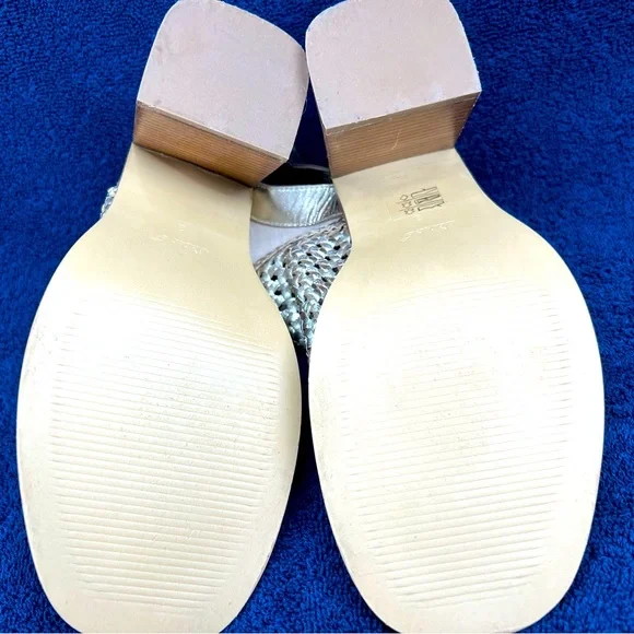 SAINT G, Gold, woven, chunky, 3 inch heel. Size 8 - Picture 4 of 5